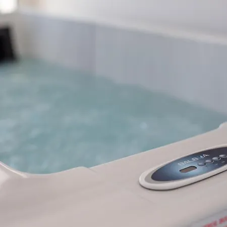 Left & Right With Jacuzzi, 4 Stars