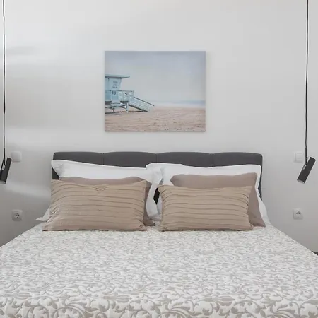 Left & Right With Jacuzzi, 4 Stars מאקרסקה