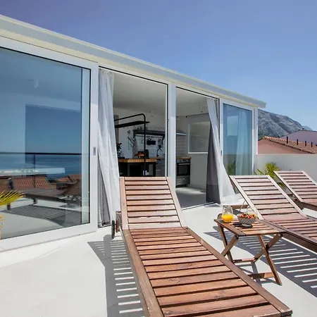 Left & Right With Jacuzzi, 4 Stars Appartement *