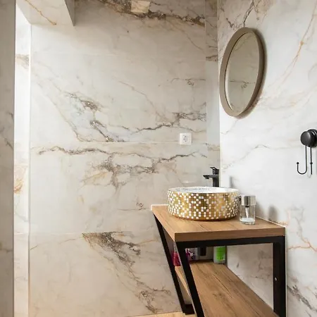 Left & Right With Jacuzzi, 4 Stars Apartman Makarska