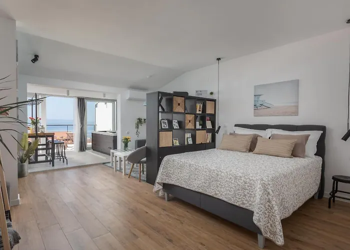 Left & Right With Jacuzzi, 4 Stars Appartement *