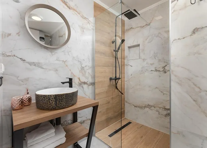 דירה Left & Right With Jacuzzi, 4 Stars מאקרסקה