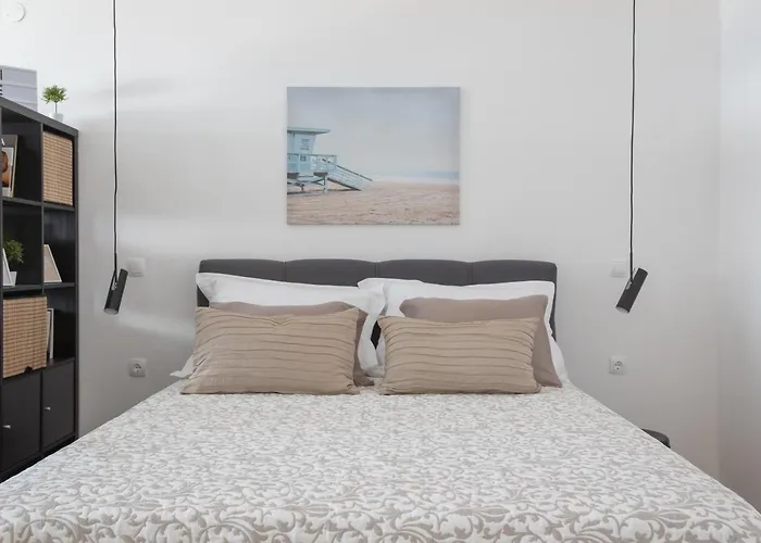 Left & Right With Jacuzzi, 4 Stars מאקרסקה