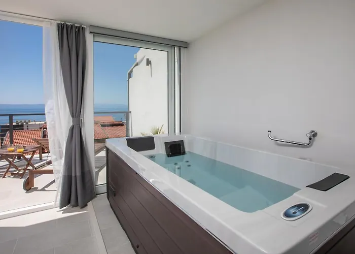 Left & Right With Jacuzzi, 4 Stars