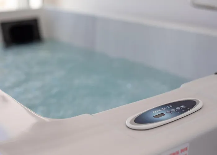 Left & Right With Jacuzzi, 4 Stars