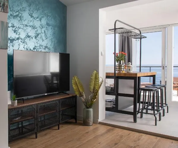 Left & Right With Jacuzzi, 4 Stars Appartement