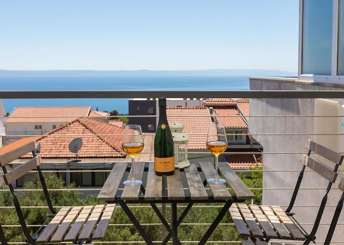 Left & Right With Jacuzzi, 4 Stars Daire Makarska