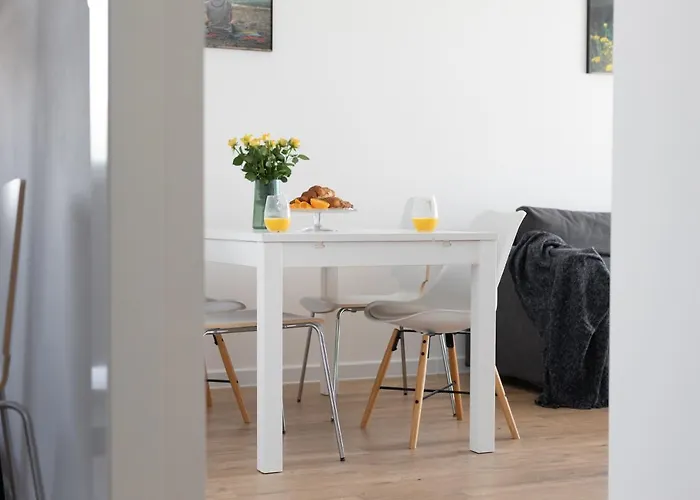 Left & Right With Jacuzzi, 4 Stars מאקרסקה