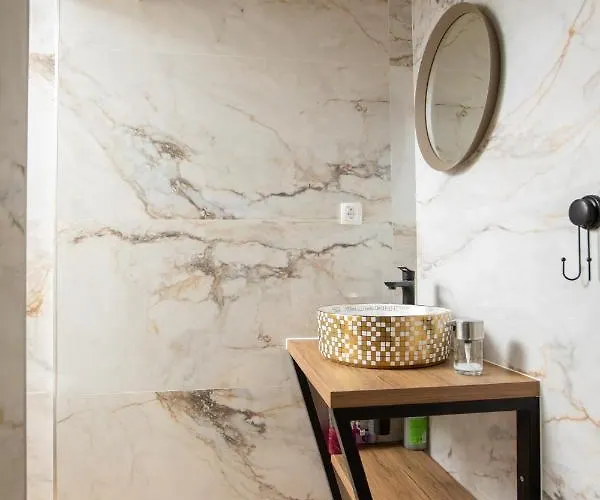 Left & Right With Jacuzzi, 4 Stars Daire Makarska