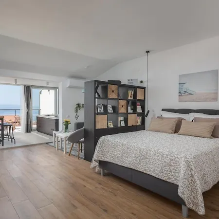 Left & Right With Jacuzzi, 4 Stars Apartment *