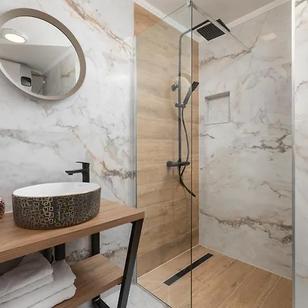Apartment Left & Right With Jacuzzi, 4 Stars Makarska