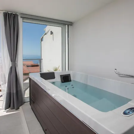 Left & Right With Jacuzzi, 4 Stars