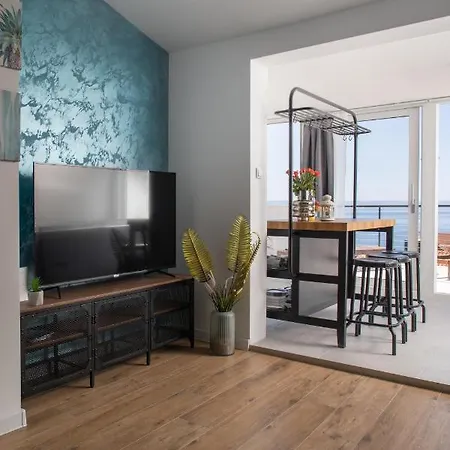 Left & Right With Jacuzzi, 4 Stars Apartment