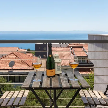 Left & Right With Jacuzzi, 4 Stars Apartment Makarska