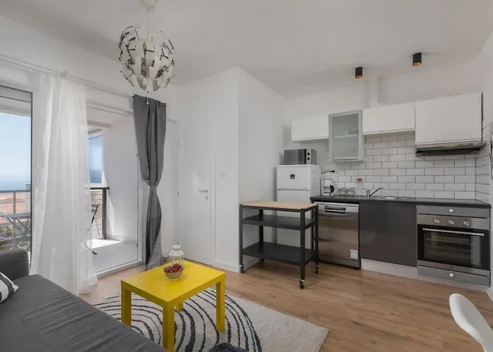 Left & Right With Jacuzzi, 4 Stars