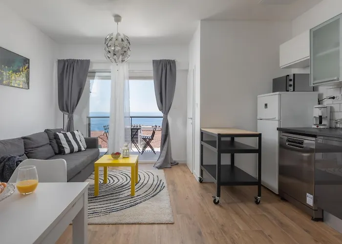 Left & Right With Jacuzzi, 4 Stars